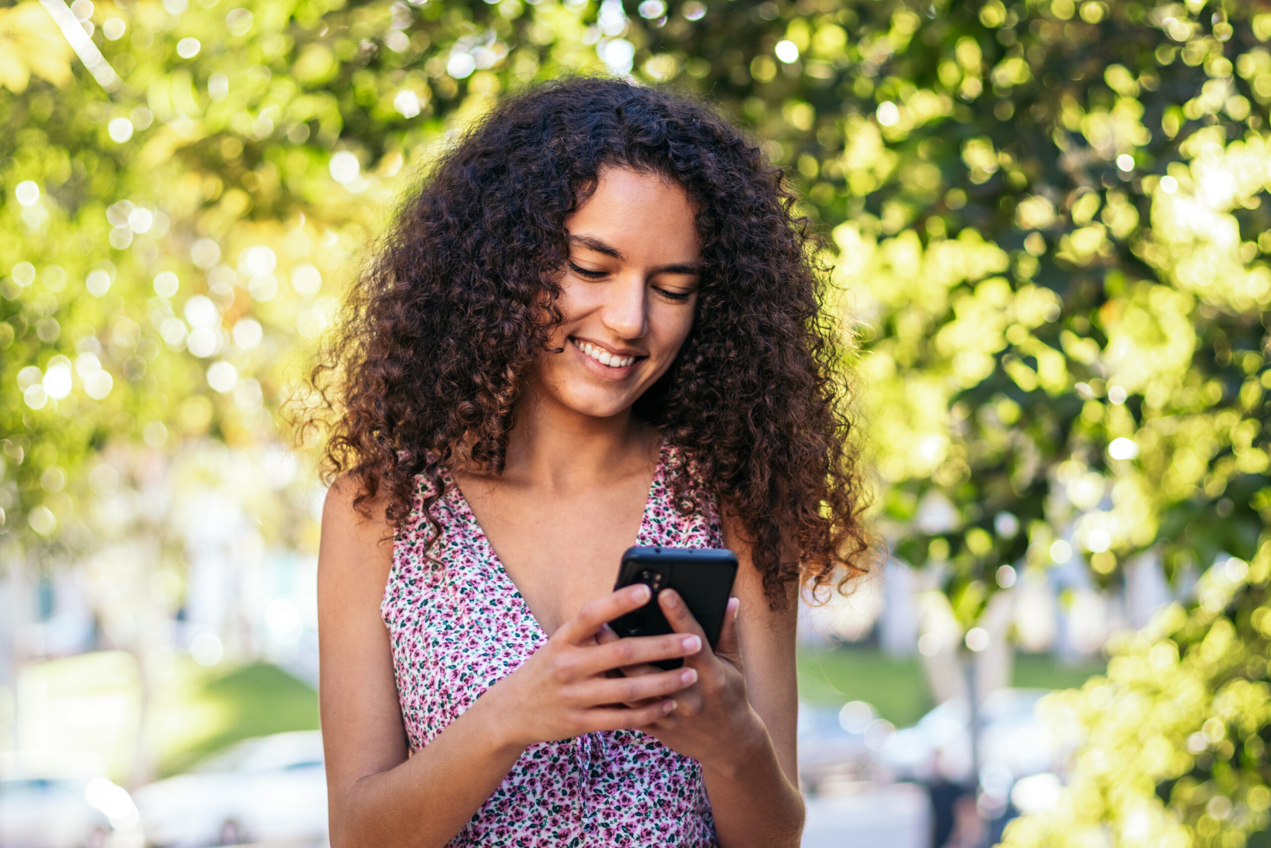 Girl connecting to Apple AirTag